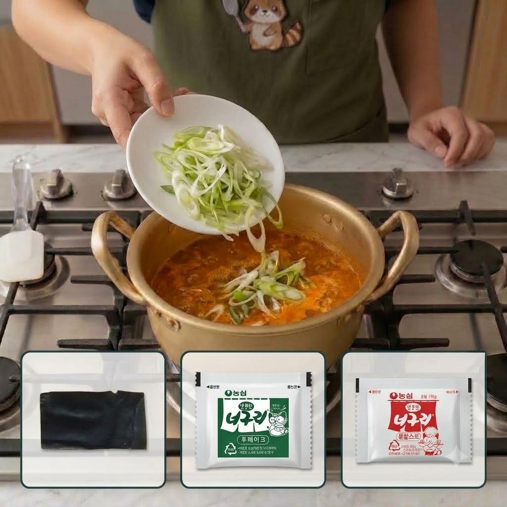 昆布、たぬきラーメンのかやく、粉末スープ、千切りにした長ねぎを鍋に入れる