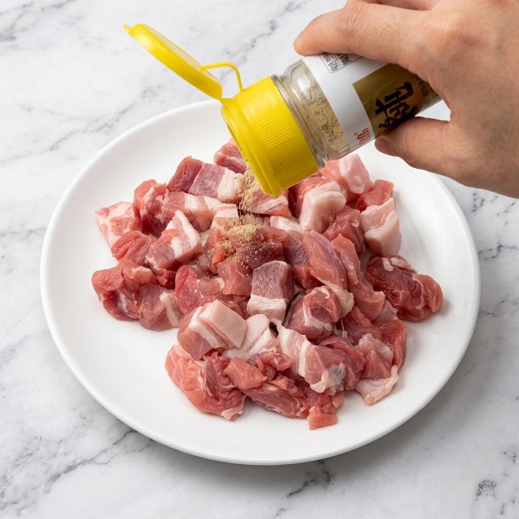 Seasoning pork slices with salt and pepper
