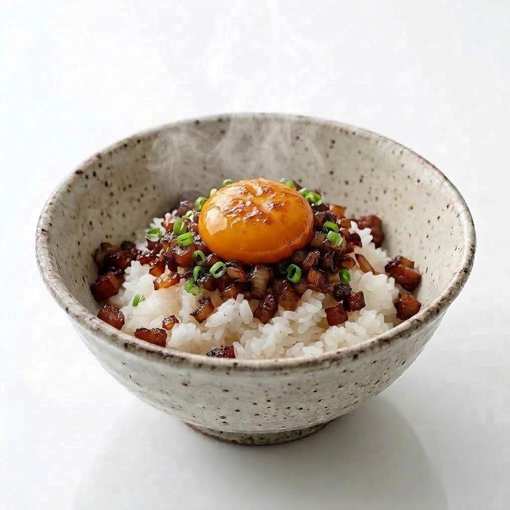 スパム丼の上に新鮮な卵黄をのせる