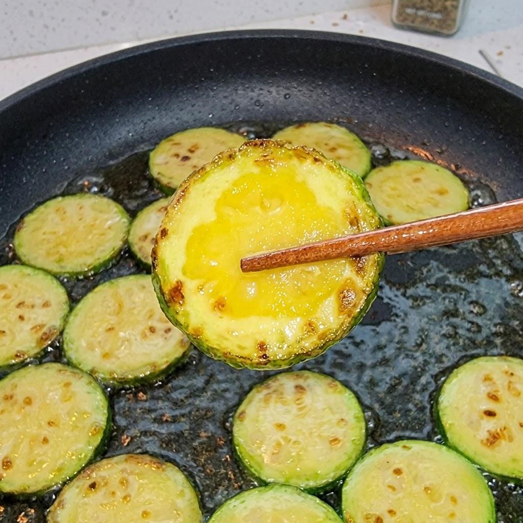 ズッキーニの表面にこんがりとした焼き色が付くまで、中火で片面約2〜3分ずつ焼きます。