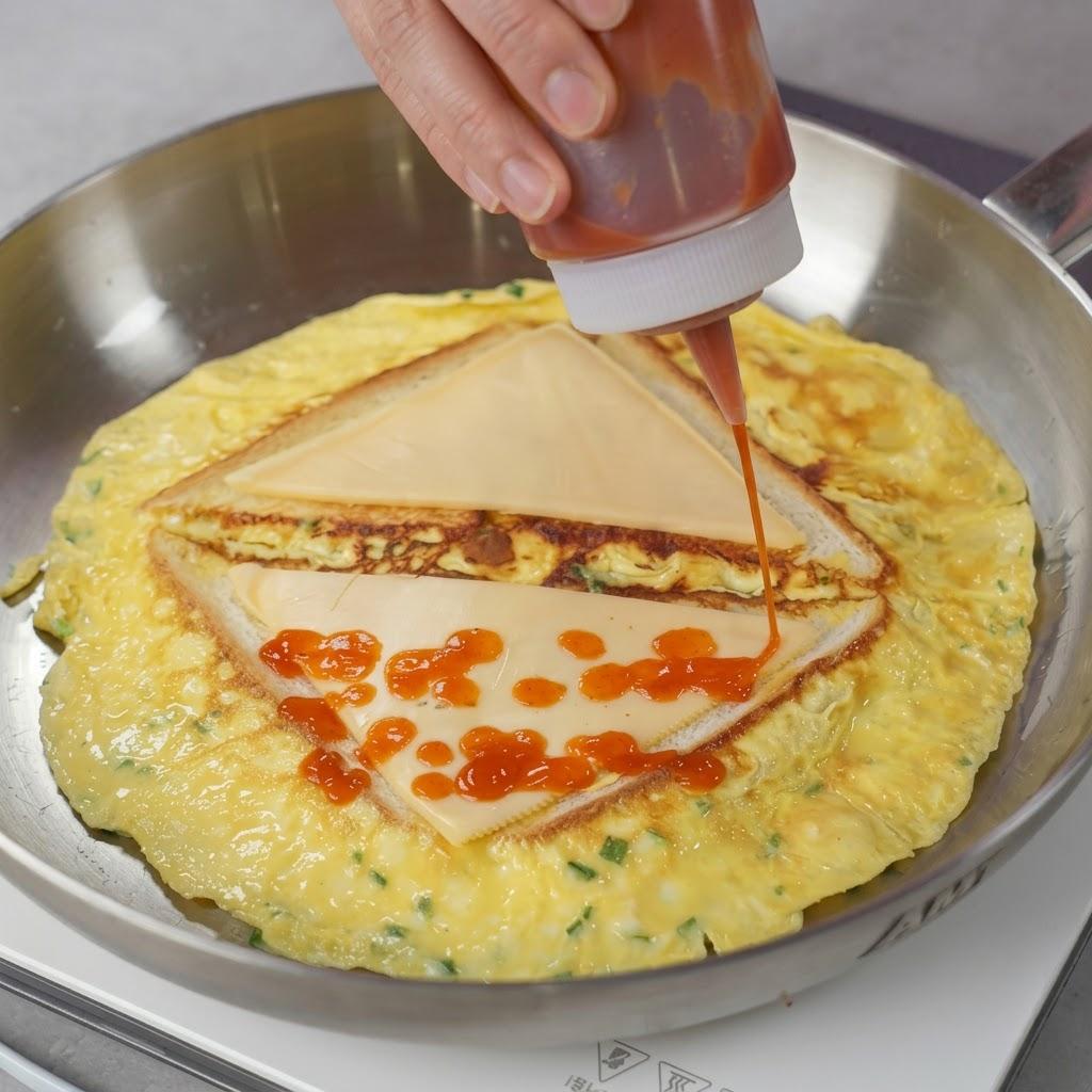 チーズの上にケチャップをかけます。