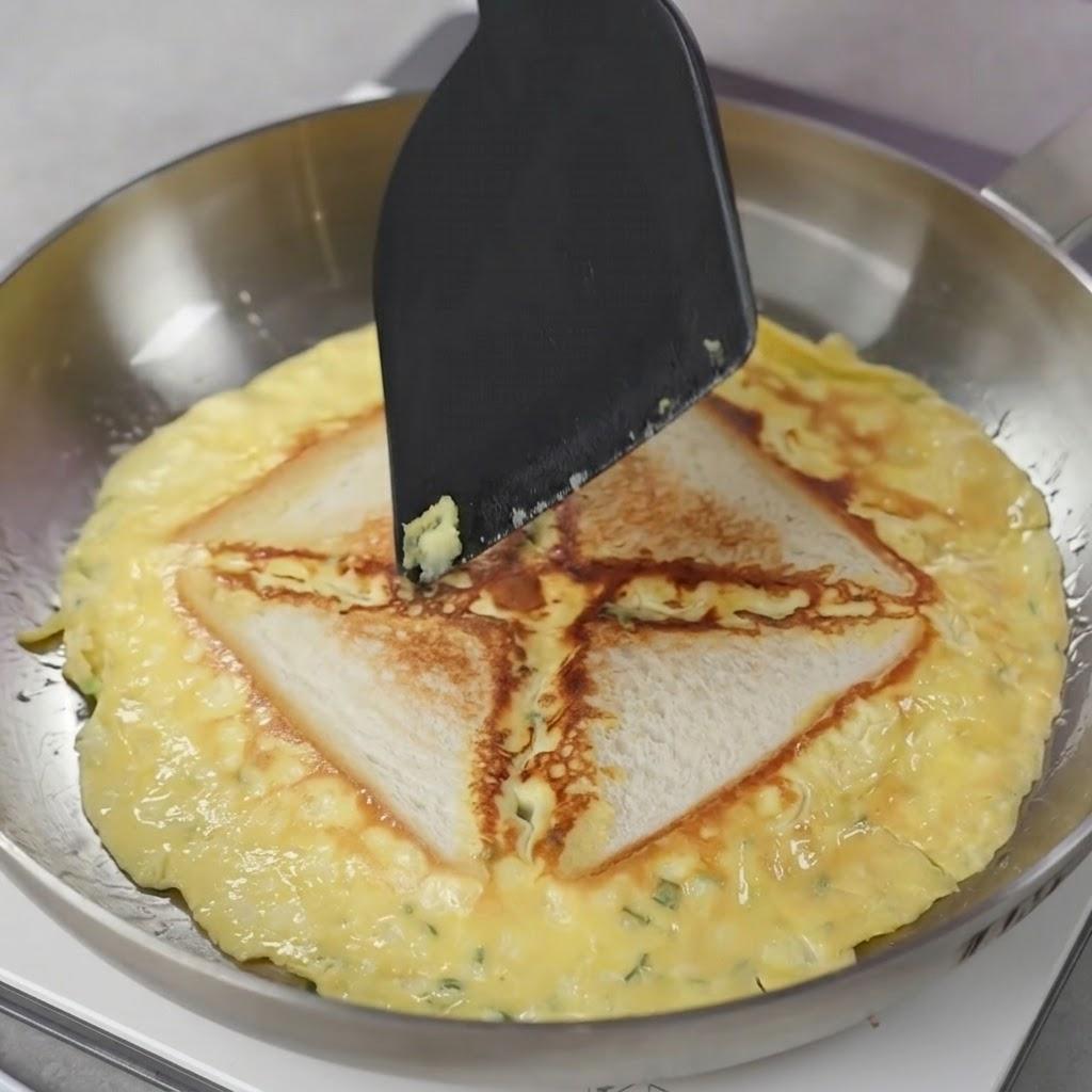 卵がほどよく固まったら、裏面も焼くためにひっくり返します。