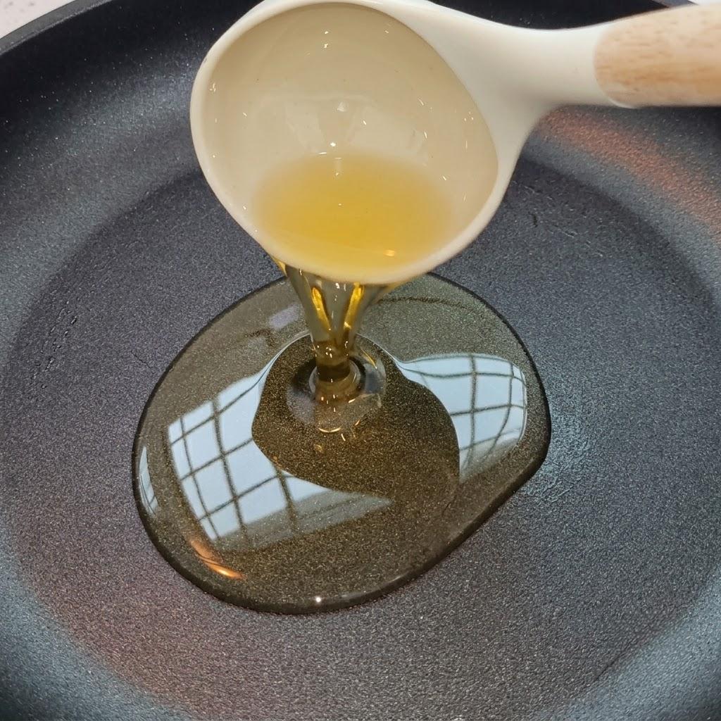 フライパンにオリーブオイル（またはサラダ油）を大さじ2〜3と多めに入れ、中火で熱します。