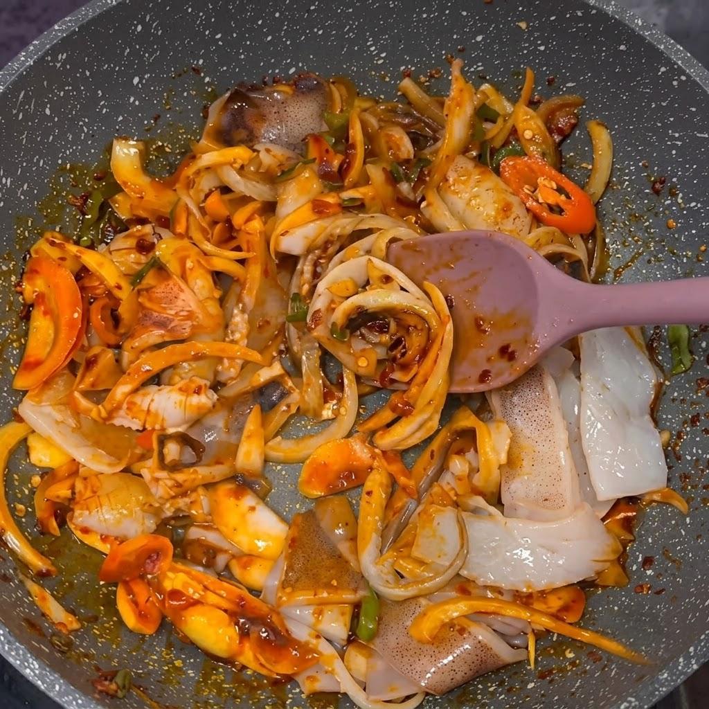 一口大に切ったイカを加え、調味料がよく絡むように混ぜ合わせる