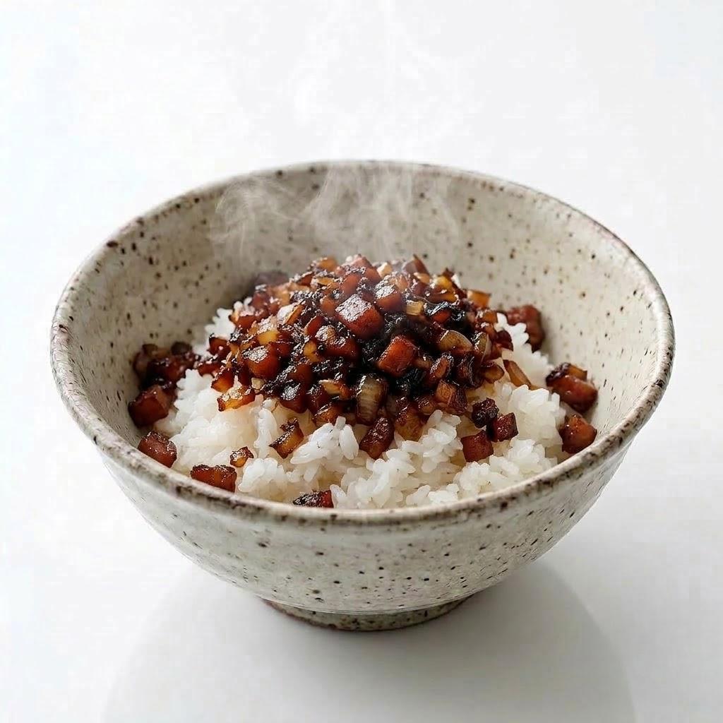 ご飯の上に炒めたスパムを盛り付ける